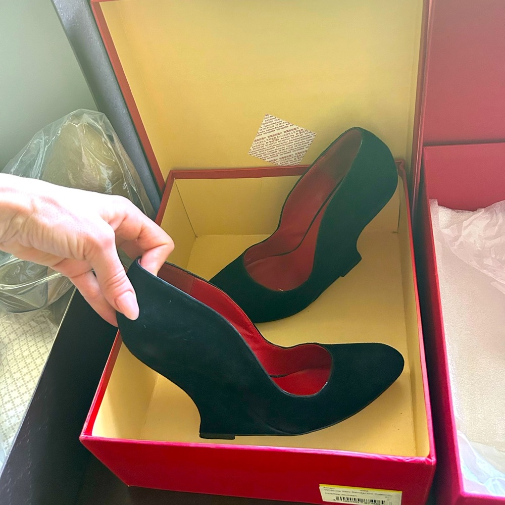 Charles Jourdan n Black Closed Toe Pumps